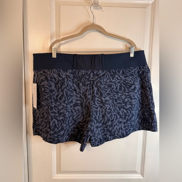 NWT Athleta Women’s Trekkie North NVLX Printed Shorts - Size 20 - Picture 4 of 9